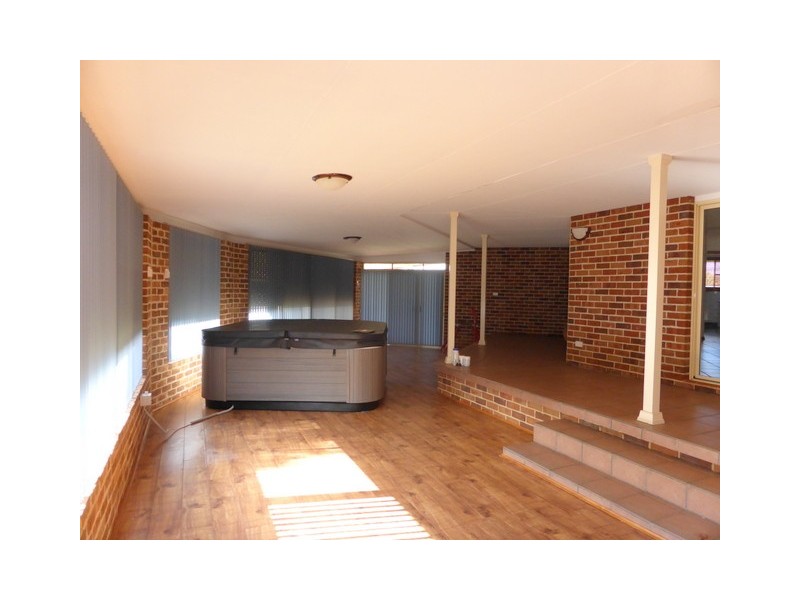 10 Christina Close, Parkes NSW 2870