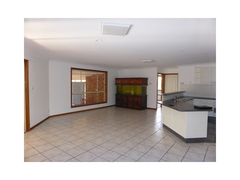 10 Christina Close, Parkes NSW 2870