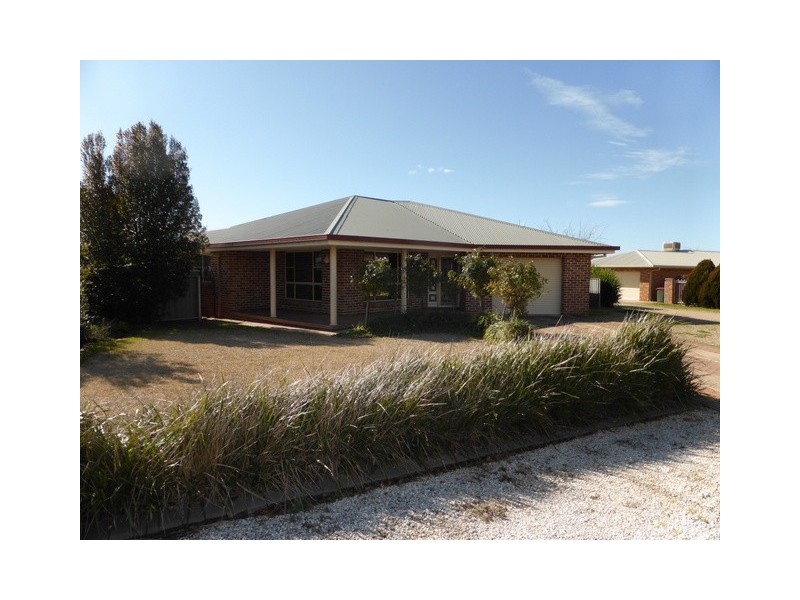 10 Christina Close, Parkes NSW 2870