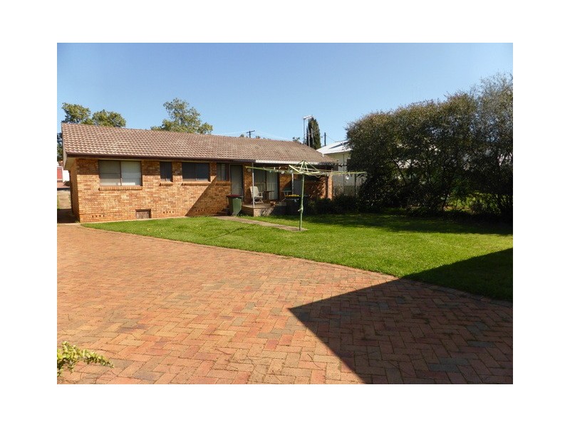 11 Hume Street, Parkes NSW 2870