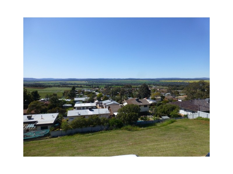 8 Valley View Place, Parkes NSW 2870