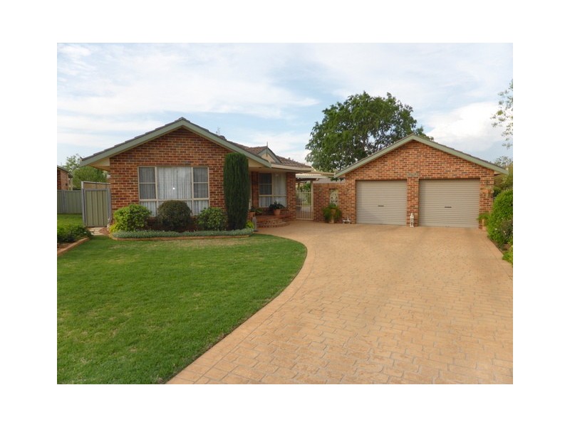 9 Cobden Place, Parkes NSW 2870