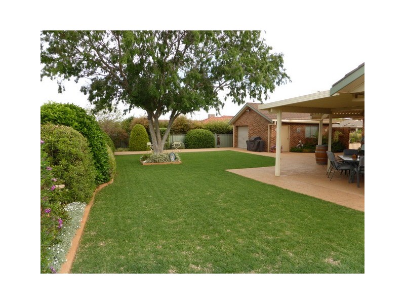 9 Cobden Place, Parkes NSW 2870