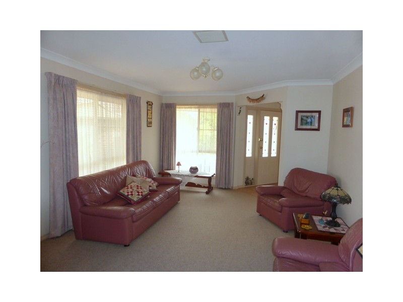 9 Cobden Place, Parkes NSW 2870