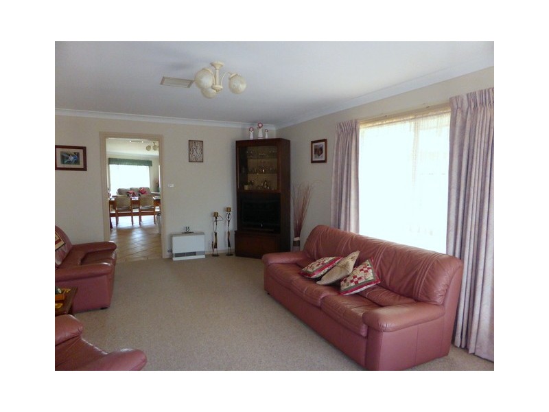 9 Cobden Place, Parkes NSW 2870