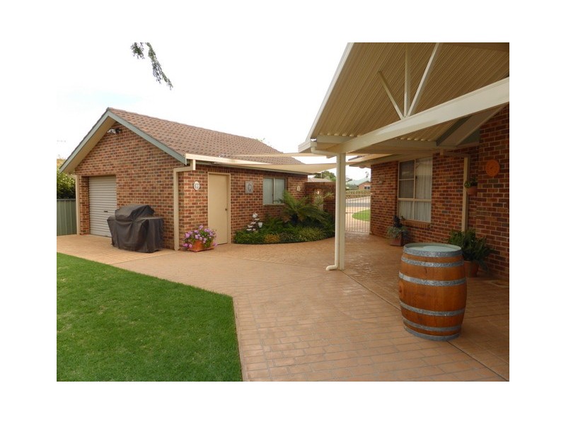 9 Cobden Place, Parkes NSW 2870