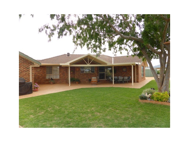 9 Cobden Place, Parkes NSW 2870