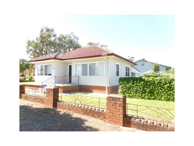 13 Victoria Street, Parkes NSW 2870