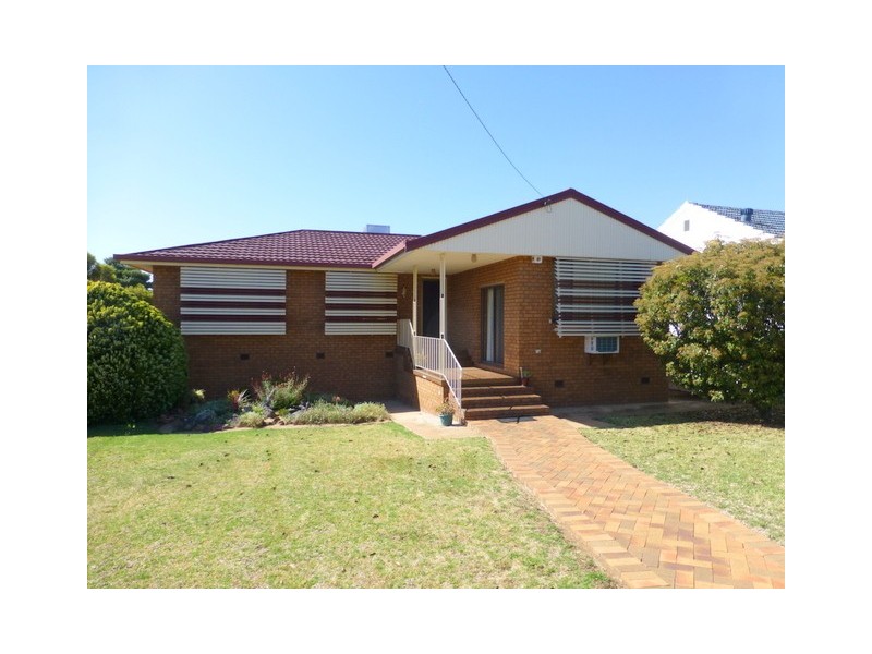 9 Middleton Street, Parkes NSW 2870