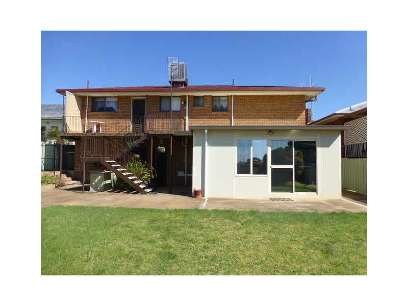 9 Middleton Street, Parkes NSW 2870