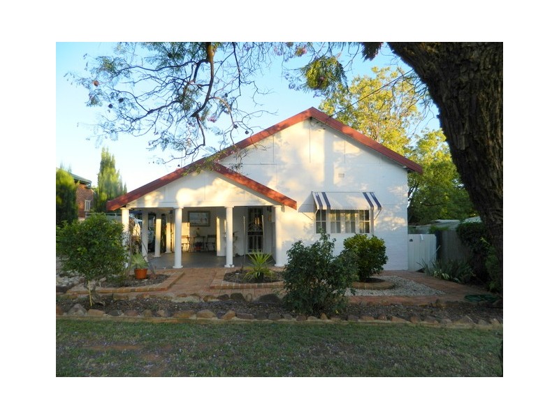 37 East Street, Parkes NSW 2870