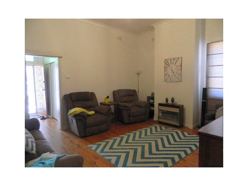 37 East Street, Parkes NSW 2870