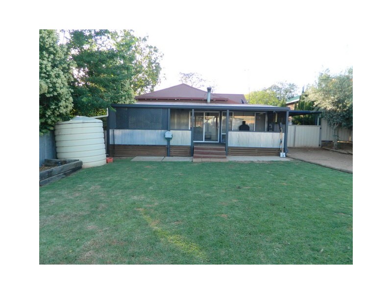 37 East Street, Parkes NSW 2870