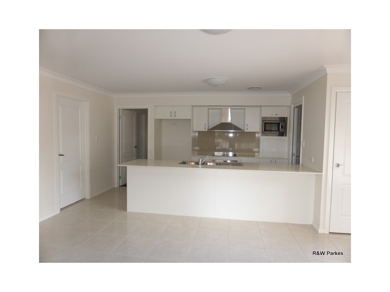 3 Eloura Place, Parkes NSW 2870