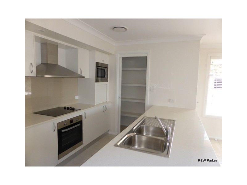 3 Eloura Place, Parkes NSW 2870