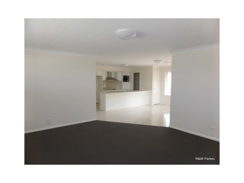 3 Eloura Place, Parkes NSW 2870