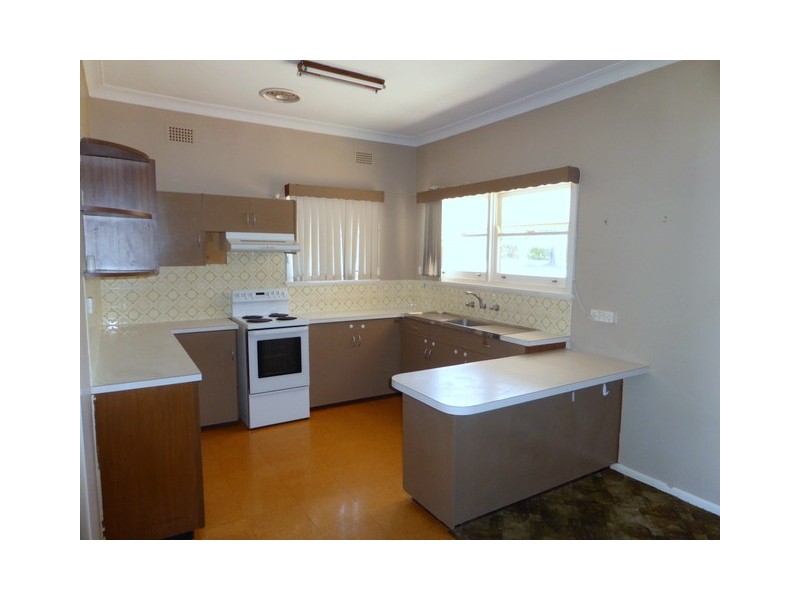 10 Wattle Street, Parkes NSW 2870