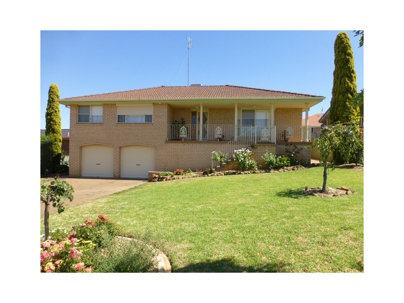 4 Glenburnie Close, Parkes NSW 2870