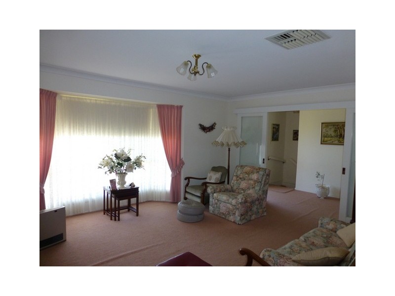 4 Glenburnie Close, Parkes NSW 2870