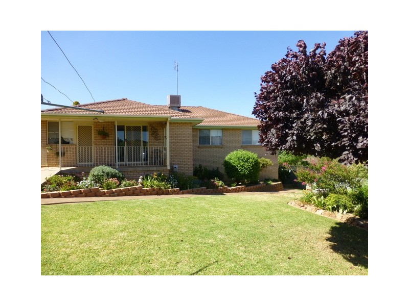 4 Glenburnie Close, Parkes NSW 2870