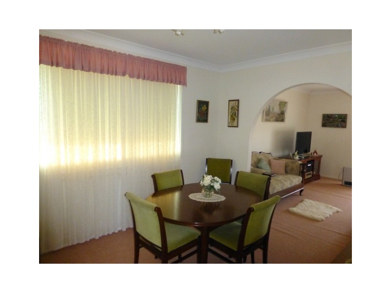 4 Glenburnie Close, Parkes NSW 2870