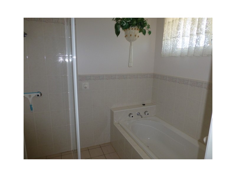 4 Glenburnie Close, Parkes NSW 2870