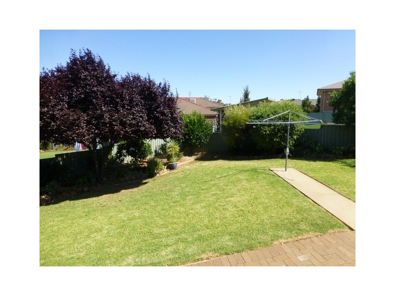 4 Glenburnie Close, Parkes NSW 2870