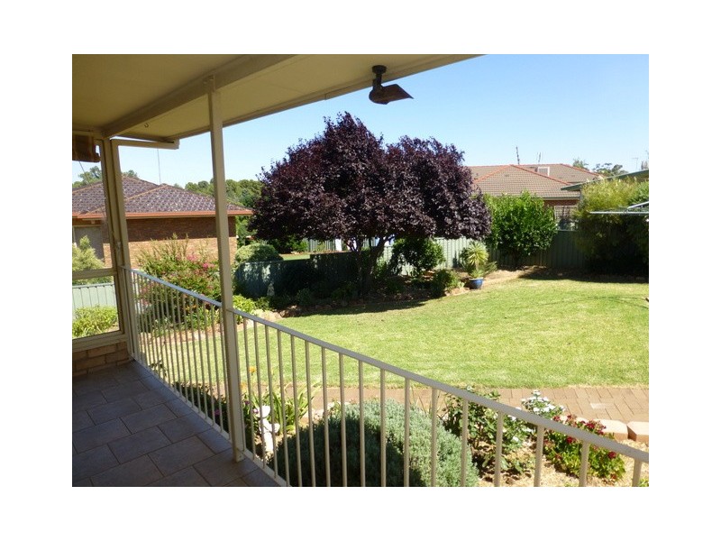 4 Glenburnie Close, Parkes NSW 2870