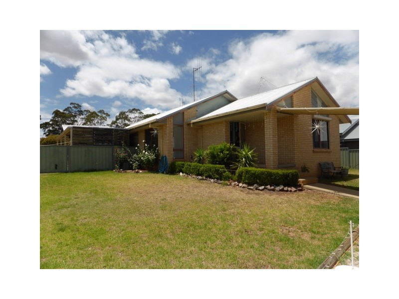 7 Banjo Place, Parkes NSW 2870