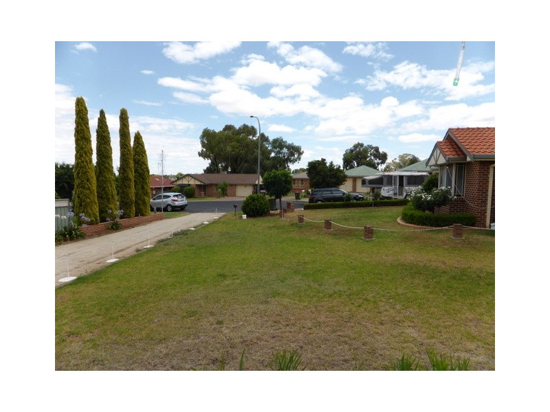 7 Banjo Place, Parkes NSW 2870
