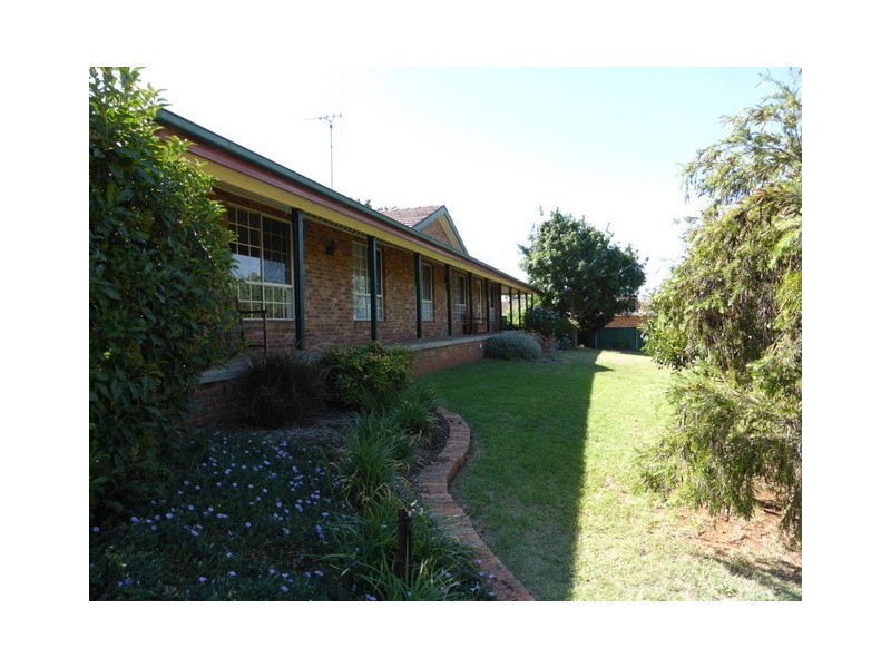 1 Glenburnie Close, Parkes NSW 2870
