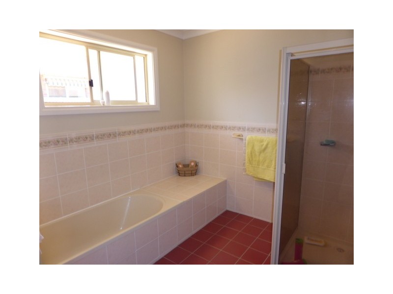 1 Glenburnie Close, Parkes NSW 2870