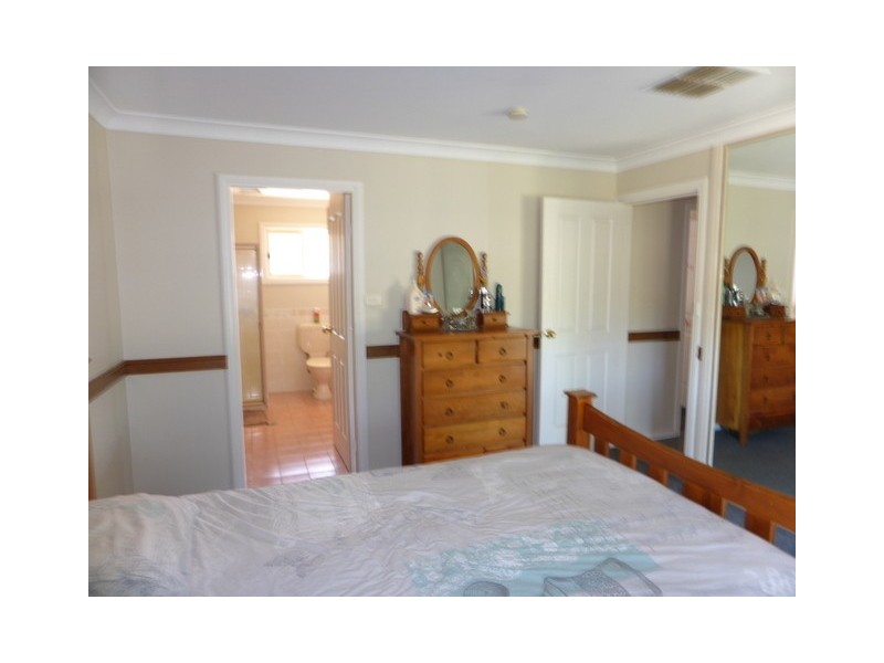 1 Glenburnie Close, Parkes NSW 2870