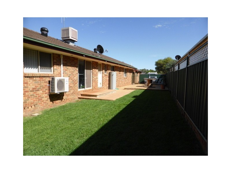 1 Glenburnie Close, Parkes NSW 2870