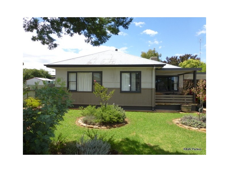 1 Wattle Street, Parkes NSW 2870