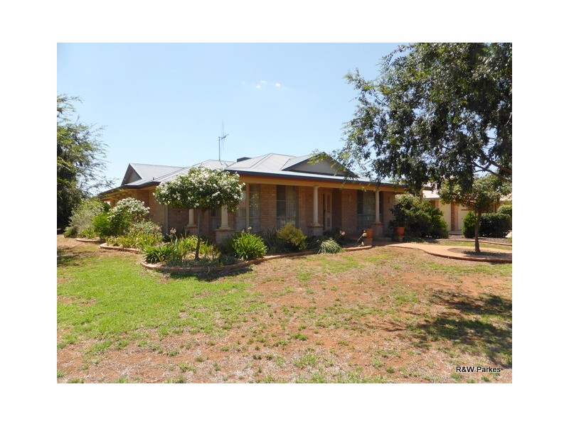 2 Arana Place, Parkes NSW 2870