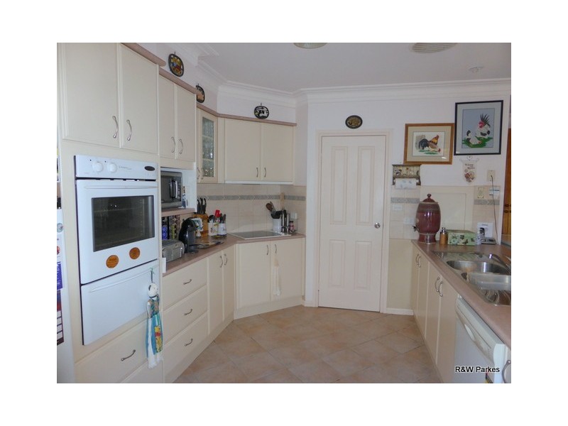 2 Arana Place, Parkes NSW 2870