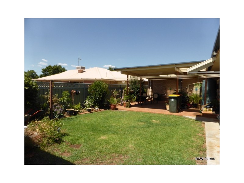 2 Arana Place, Parkes NSW 2870
