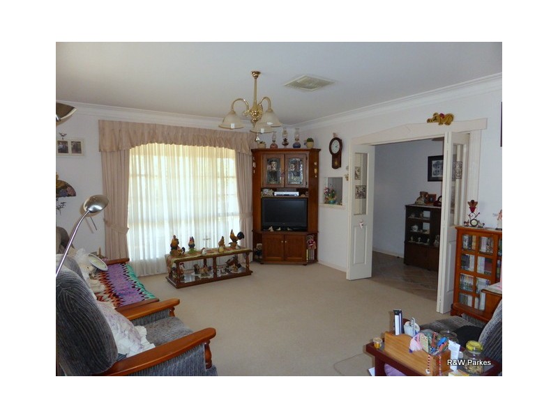 2 Arana Place, Parkes NSW 2870
