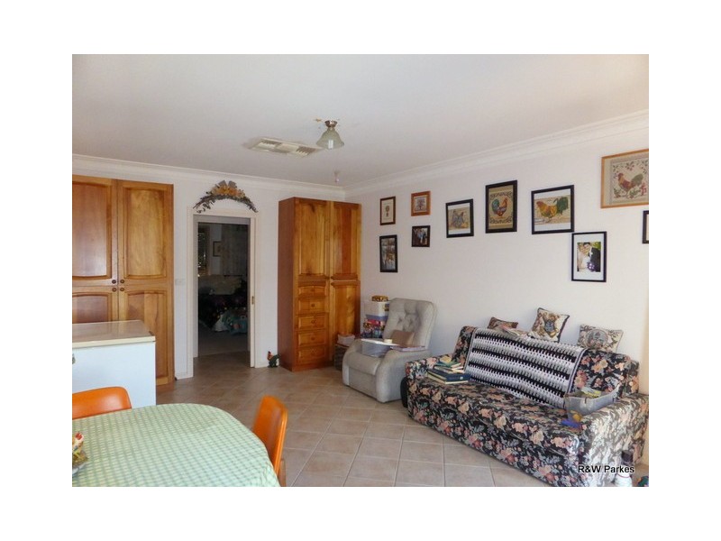 2 Arana Place, Parkes NSW 2870