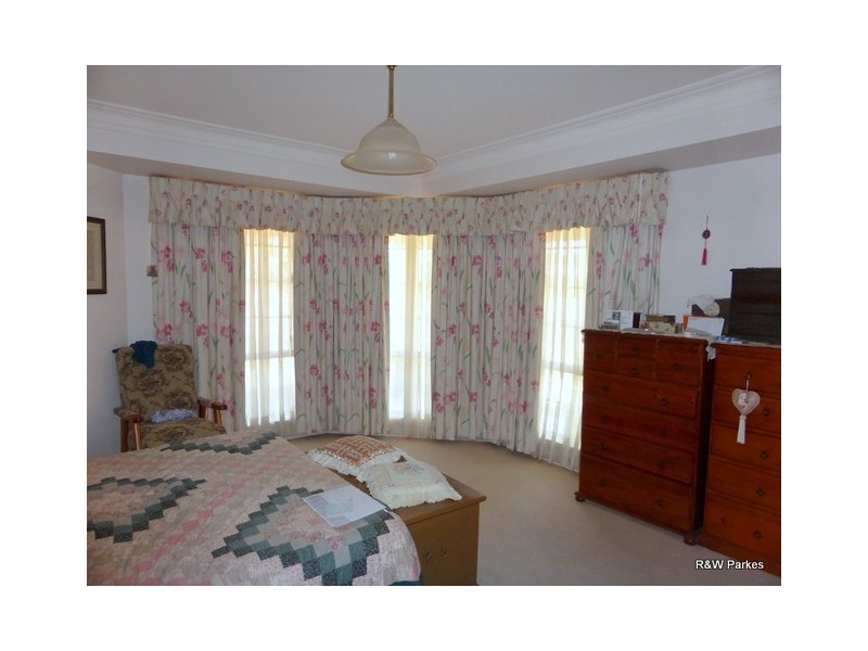 2 Arana Place, Parkes NSW 2870