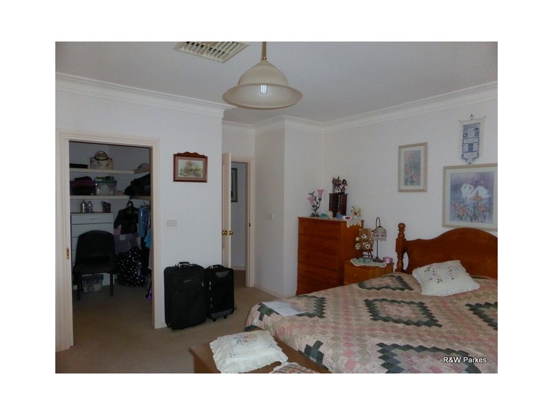 2 Arana Place, Parkes NSW 2870