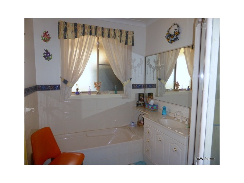 2 Arana Place, Parkes NSW 2870