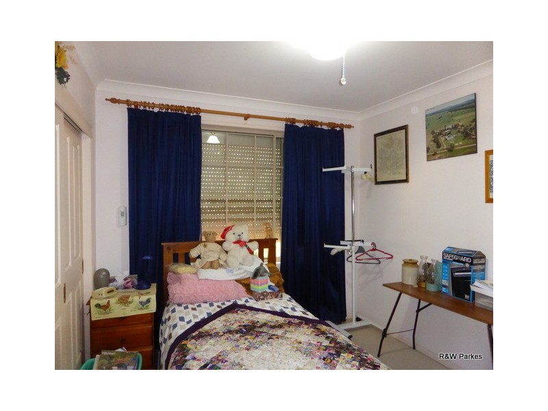 2 Arana Place, Parkes NSW 2870