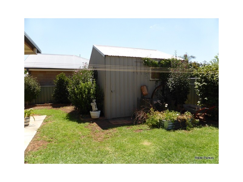 2 Arana Place, Parkes NSW 2870
