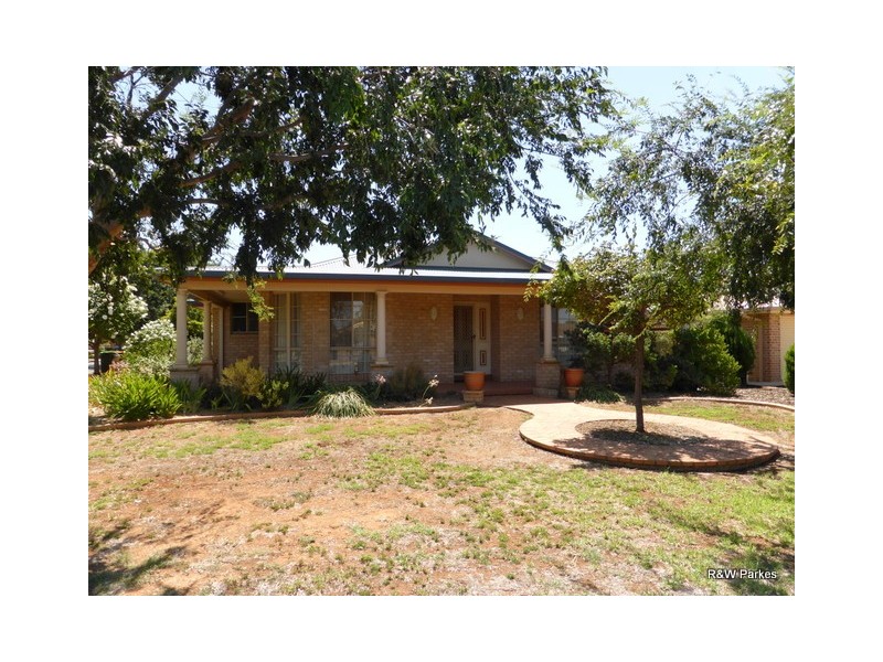 2 Arana Place, Parkes NSW 2870