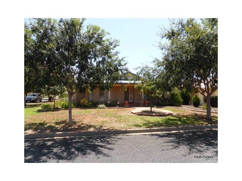 2 Arana Place, Parkes NSW 2870