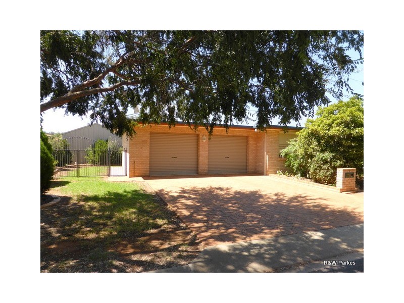 2 Arana Place, Parkes NSW 2870