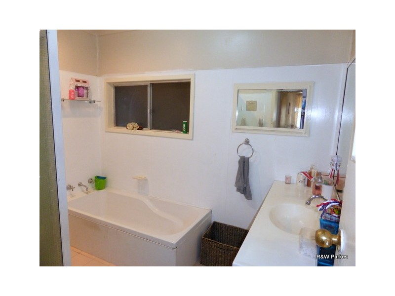 68 Military Road, Parkes NSW 2870