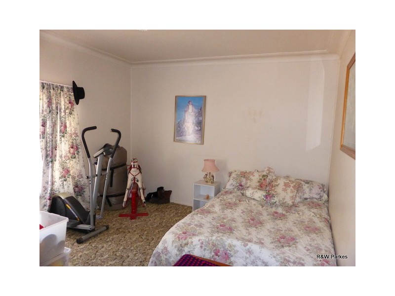 68 Military Road, Parkes NSW 2870